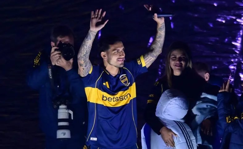 Multitudinaria bienvenida a Paredes en la Bombonera 
