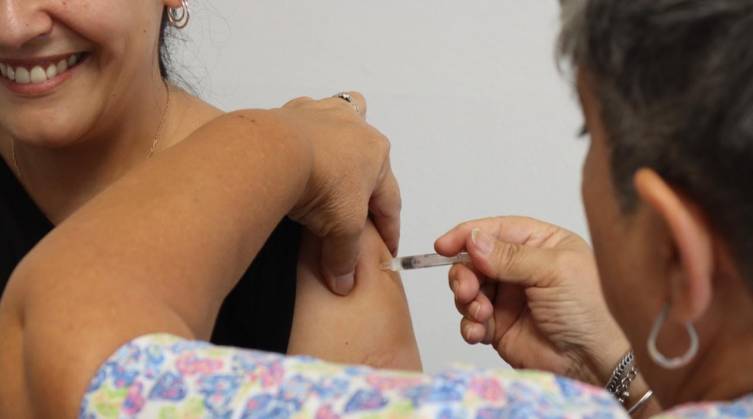 La provincia comenzó a aplicar la vacuna antigripal a la población general