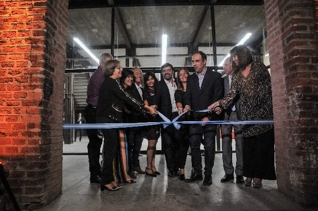 Corte de cintas, en la inauguración de la flamante sede del Liceo Municipal.