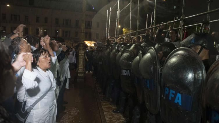 Maestros reclaman ante un cordón policial. (Foto: Clarín)