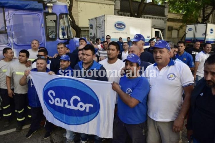 El gremio lechero inició un paro total de 24 horas por el conflicto de Sancor