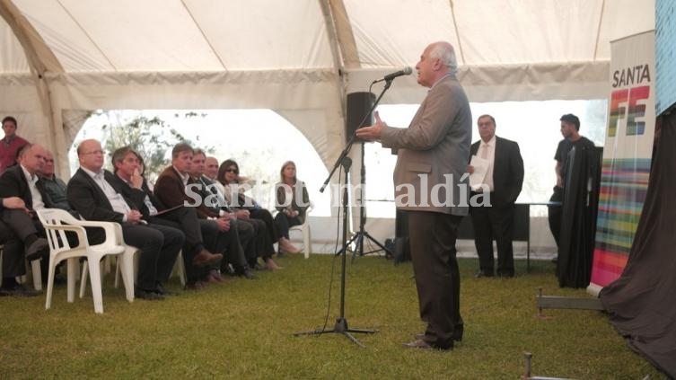 Jatón escucha el discurso de Lifschitz en la presentación del proyecto.
