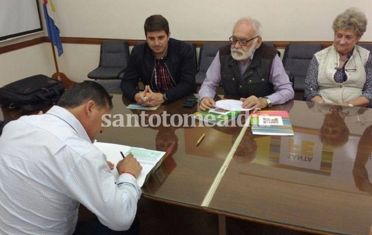 El presidente comunal firma el convenio.