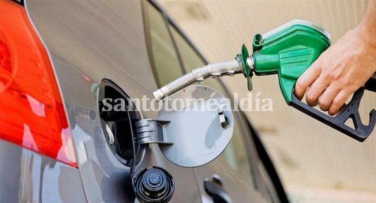 El gobierno acordó con las petroleras mantener el precio de los combustibles