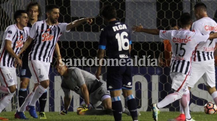Racing se vino con las manos vacías de Paraguay