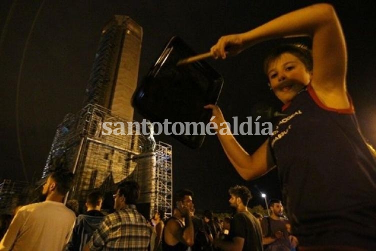 Masivo cacerolazo en Rosario llegó al Monumento a la Bandera