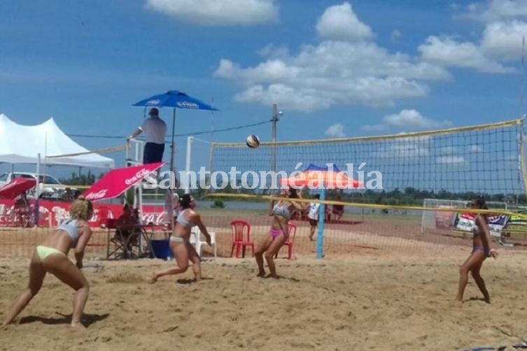 Buen nivel de beach vóley en el balneario Don Roque.