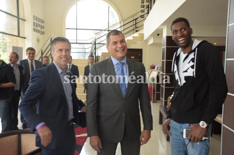El arquero ecuatoriano de Colón, Alexander Domínguez, saludó a Correa en el hotel ubicado en el predio sabalero.