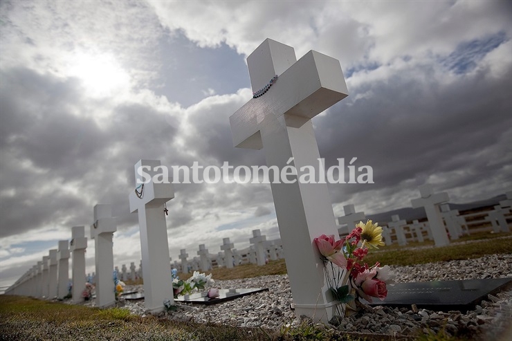 Familiares de 90 caídos en Malvinas les rindieron homenaje en el cementerio de Darwin
