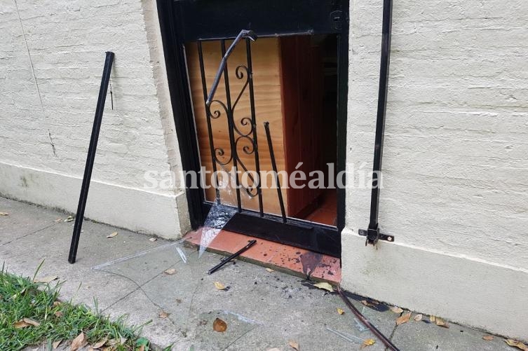 La puerta que destruyeron los delincuentes para ingresar.