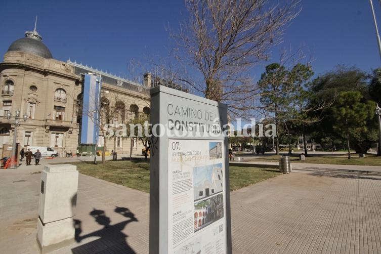 Los trabajos permitieron mejorar la calidad ambiental y devolverle la jerarquía de Plaza Cívica, priorizando la circulación y uso peatonal.