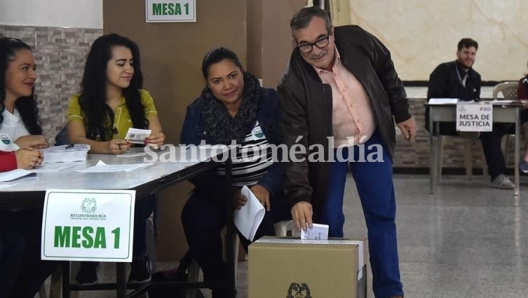 Por primera vez, el líder de la ex guerrilla de las FARC, Timochenko, vota en Bogotá.