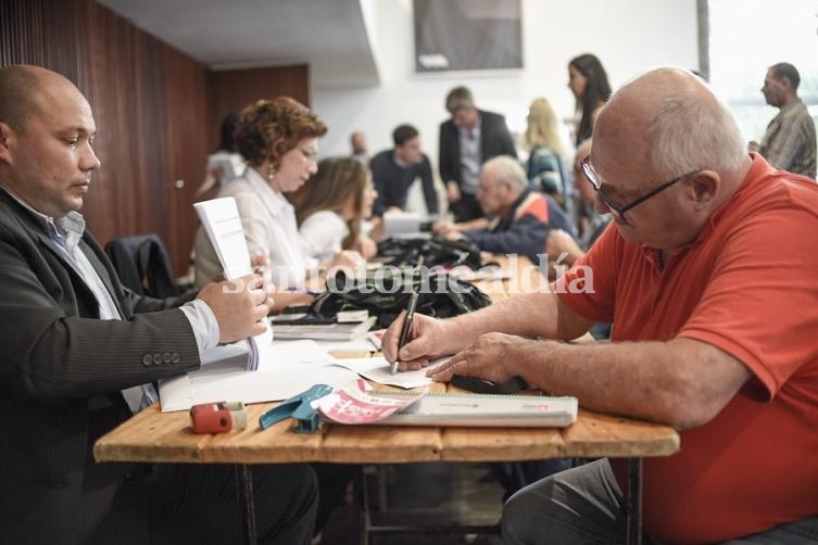 Santa Fe: Entregaron posnets a taxis y remises