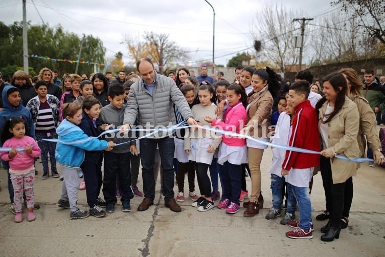 Corral inauguró la obra de pavimento en calle Lavaisse