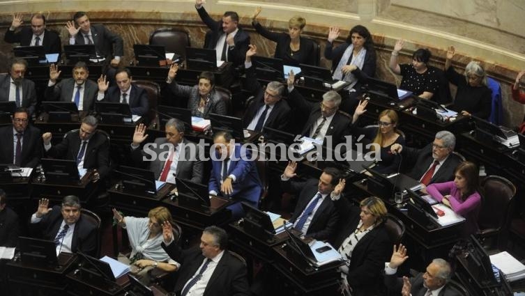 Senado aprobó retrotraer tarifas y la oposición lamentó el veto exprés
