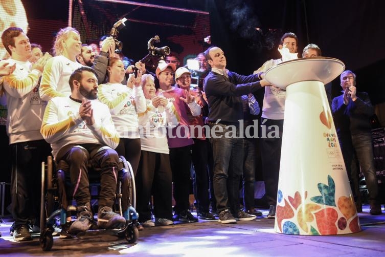 La antorcha olímpica llegó a Santa Fe en su recorrido hacia Buenos Aires.
