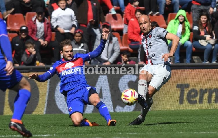 Colón reaccionó dos veces y empató con Tigre