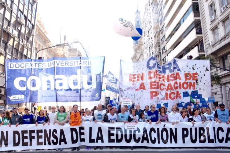 Multitudinaria marcha nacional docente