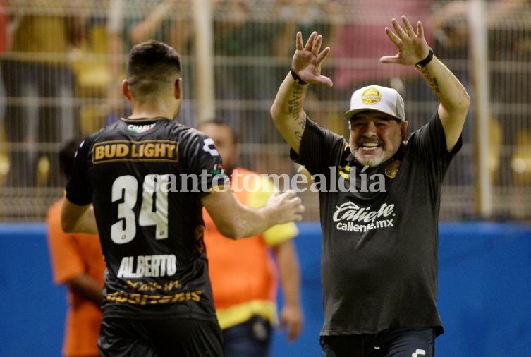 Maradona debutó ganando en el fútbol de México