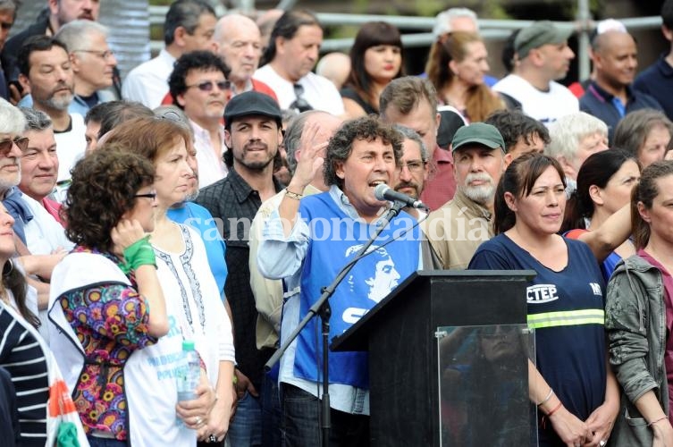 Masiva protesta en Plaza de Mayo antes del paro de la CGT
