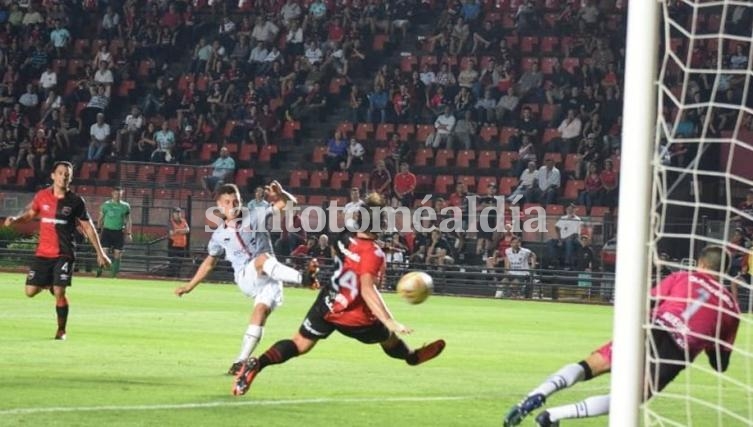 Chancalay a punto de convertir el gol del triunfo.