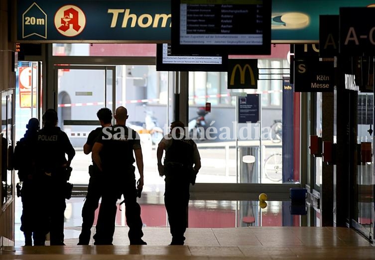 En la estación de Colonia se ha producido un secuestro, informó por la red social Twitter la Policía local, que evacuó la estación y desplegó un amplio operativo.