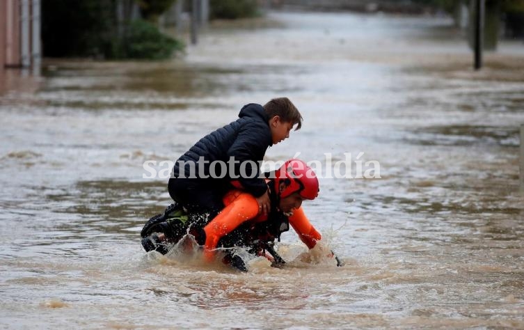 Un bombero ayuda a un chico en Trèbes, la localidad más afectada.