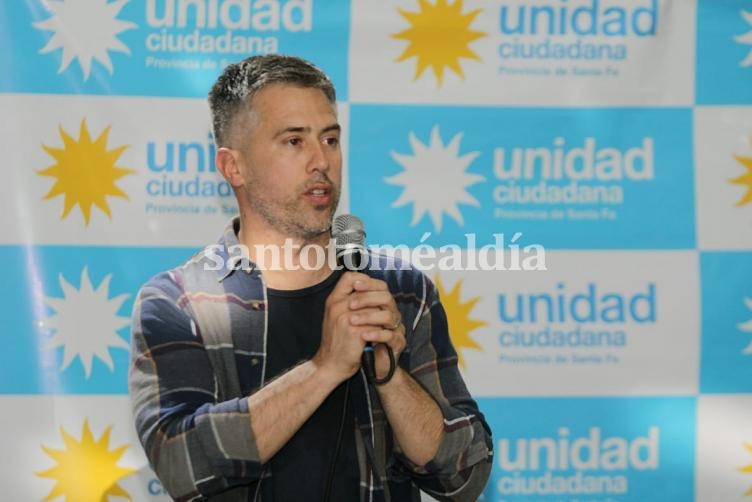 Leandro Busatto, durante el plenario de Unidad Ciudadana en Santa Fe.