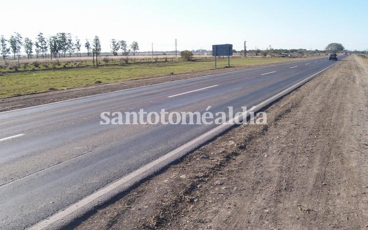 Este martes comienzan a realizarse obras de bacheo en la Ruta 11, desde el acceso al Aeropuerto hasta Sauce Viejo. (Foto de archivo)