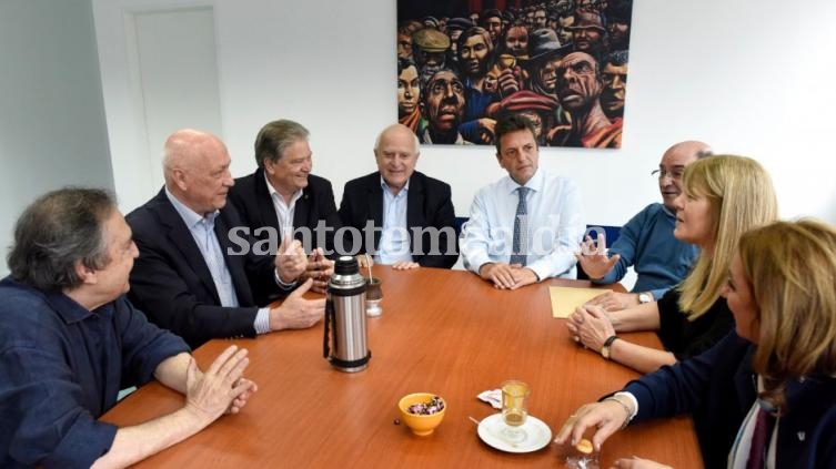 Alfonsín, Bonfatti, Fascendini, Lifschitz, Massa, Tumini, Stolbizer y Fein, durante la reunión. 
