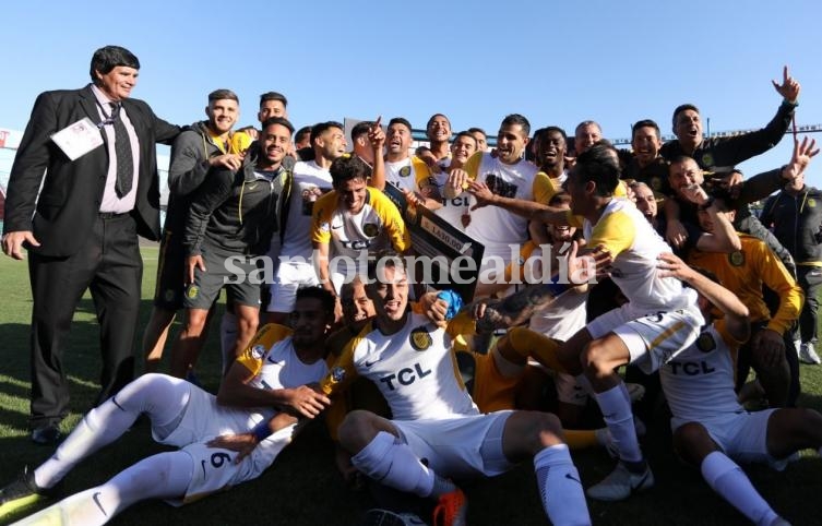 Rosario Central celebra la victoria en el clásico y clasificación a la semifinal.