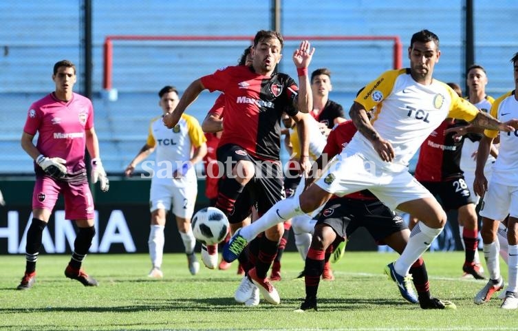 El delantero de Central Germán Herrera desvía la pelota con el taco para marcar el 1 a 0 parcial.