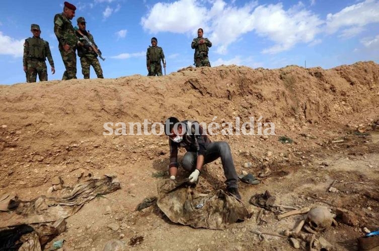 Hallan más de 200 fosas comunes en un ex territorio del EI en Irak