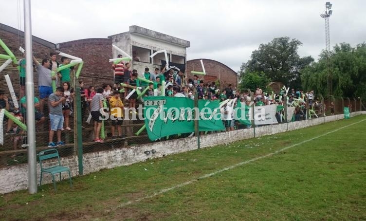 Los hinchas de Don Salavador, presentes en la final. (Foto: santotomealdia)