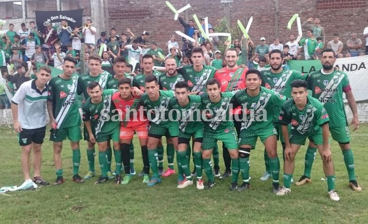 El plantel que logró el ascenso. (Foto: santotomealdia)