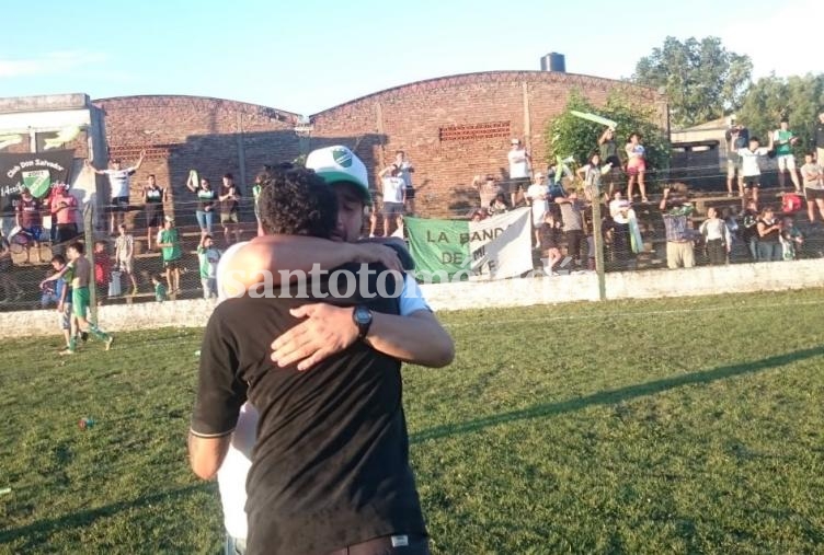 El presidente de Don Salvador, Fabián Paz, fundido en un brazo con el DT, Claudio Gaitán. (Foto: santotomealdia)