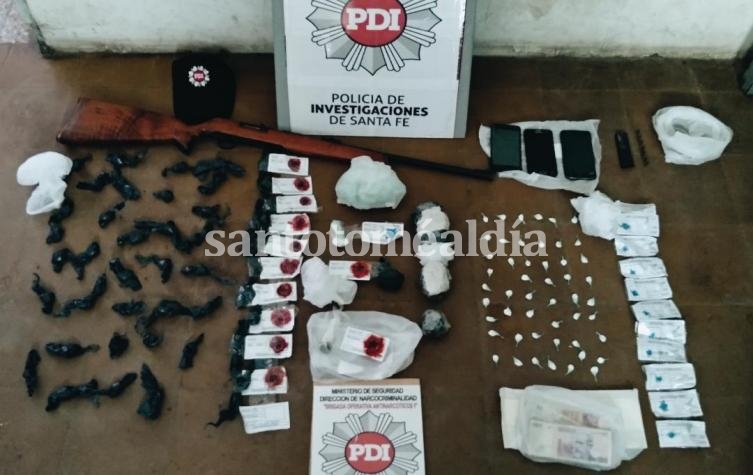 Droga, un arma y celulares, algunos de los objetos secuestrados por la Brigada Antinarcóticos. (Foto: Min. de Seguridad)