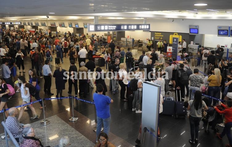 Pilotos hicieron paro, lo levantaron, pero hay demoras y vuelos cancelados