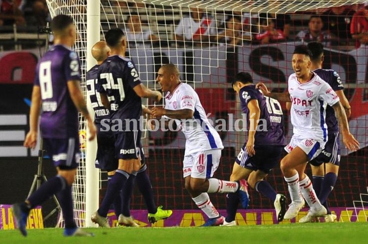 Diego Zabala inicia el festejo del segundo tanto. (Foto: Clarín)