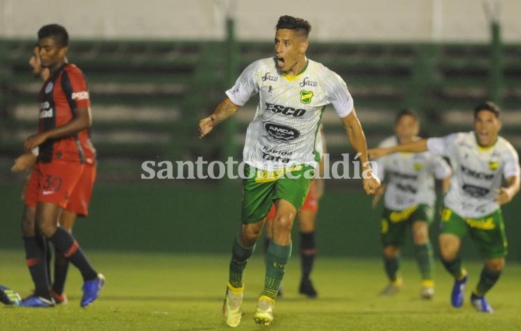Defensa y Justicia ganó sobre la hora y alcanzó a Racing