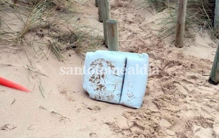 Restos del avión encontrados en una playa cerca de Surtainville, Francia. (Foto: Twitter)