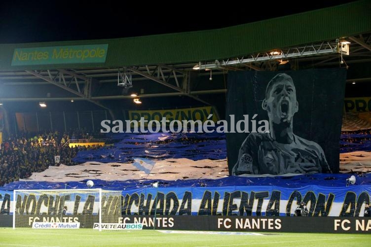 Emotivo homenaje a Emiliano Sala en el estadio de Nantes