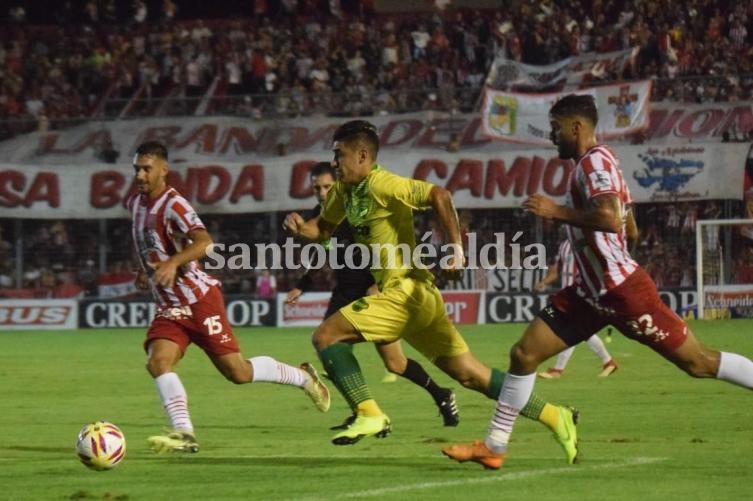 Defensa volvió a la punta con un agónico triunfo