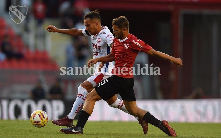 Unión arrancó bien pero terminó mal en Avellaneda