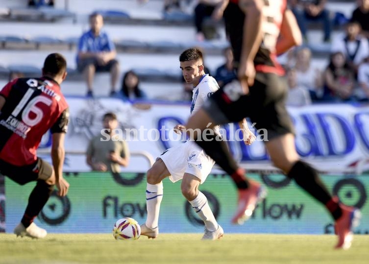 Colón se despertó a tiempo y empató con Vélez