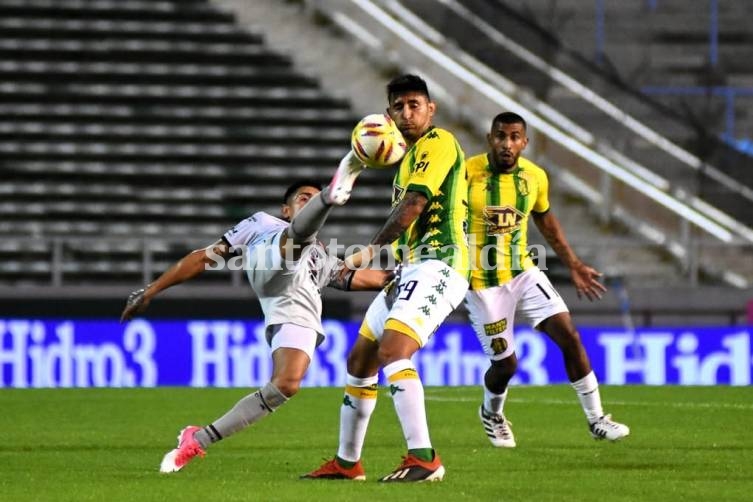 Colón sufrió una dura derrota ante Aldosivi