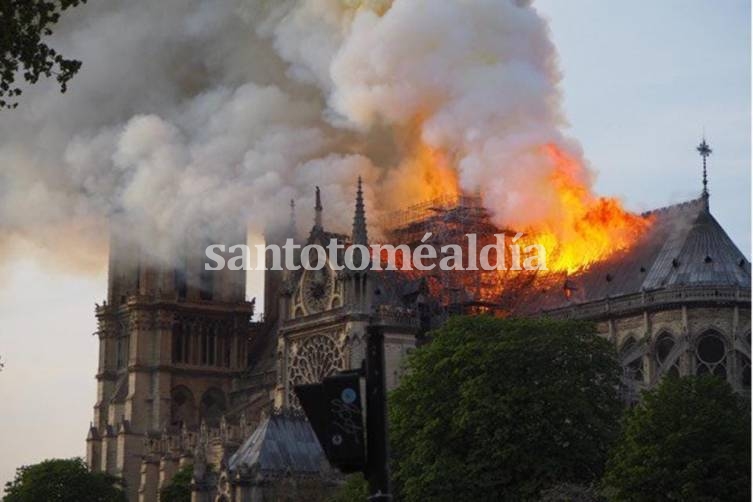 París: se incendia la histórica catedral de Notre Dame y se cayó su famosa aguja