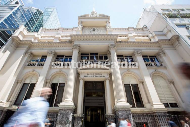 Dólar: el BCRA congela la banda cambiaria