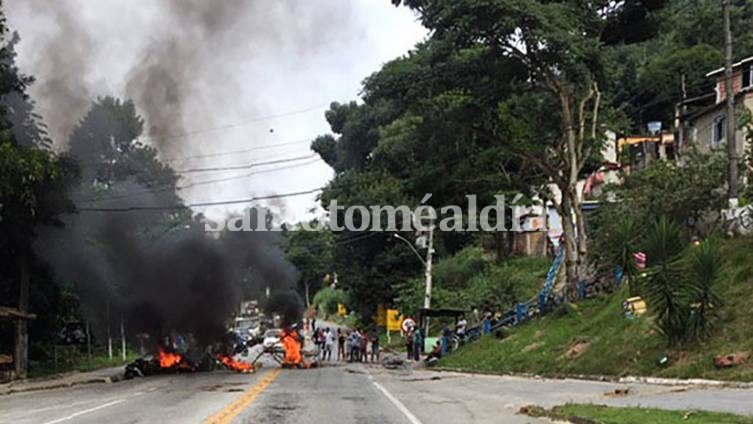 Bloquean con un cadáver una carretera de Brasil para protestar por operativo policial en una favela