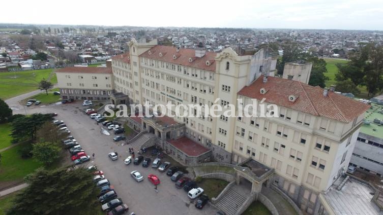 Un joven motociclista murió embestido por una camioneta y su familia baleó a la mujer del conductor